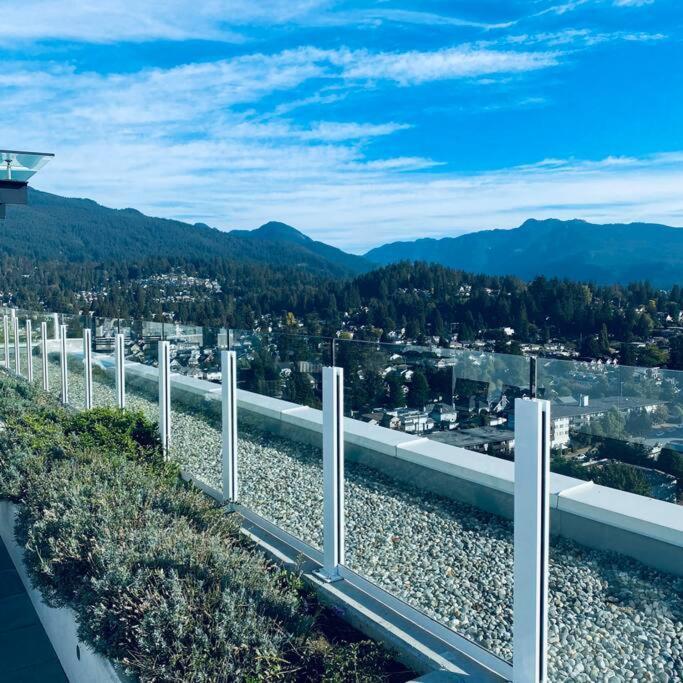 360º Rooftop Patio Views. Your-Home-Away-From-Home North Vancouver Exteriör bild