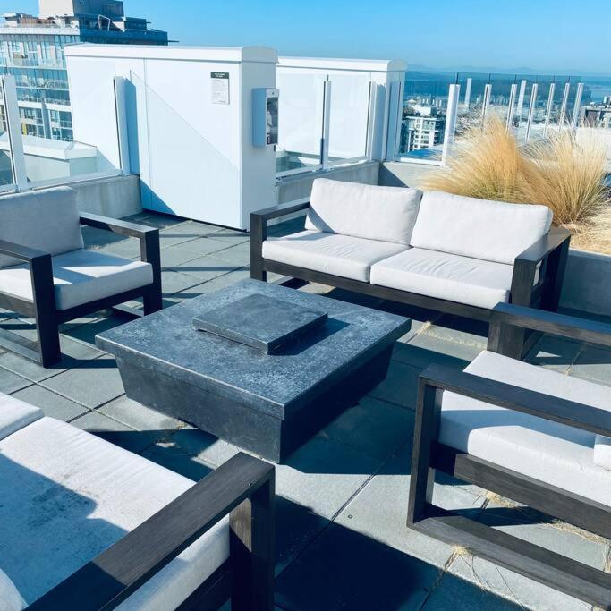 360º Rooftop Patio Views. Your-Home-Away-From-Home North Vancouver Exteriör bild